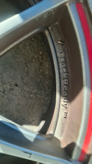 Llantas de aleación con detalles rojos
