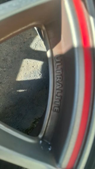 Llantas de aleación con detalles rojos