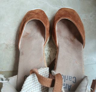 Alpargatas cuña marrón y beige