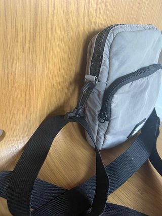 Bandolera gris Lefties con correa negra