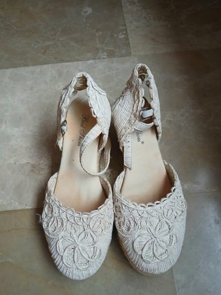 Alpargatas blancas con flores
