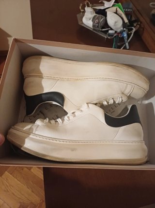 Scarpe da uomo bianche e nere