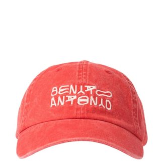 Gorra roja bordada