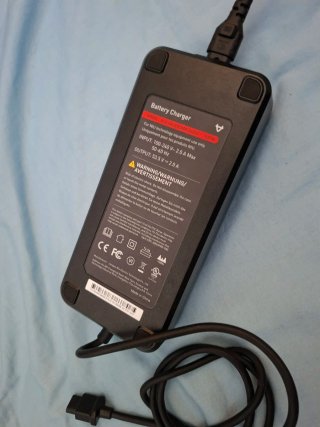 Cargador NIU para bicicletas eléctricas