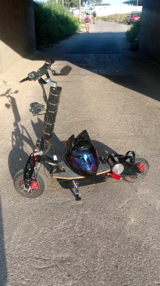 Patinete Eléctrico con Casco
