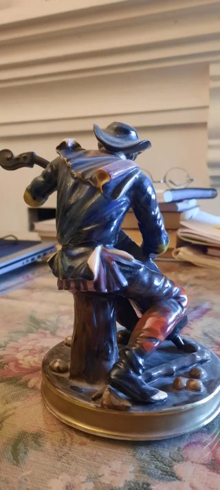 Figura de porcelana músico con violín