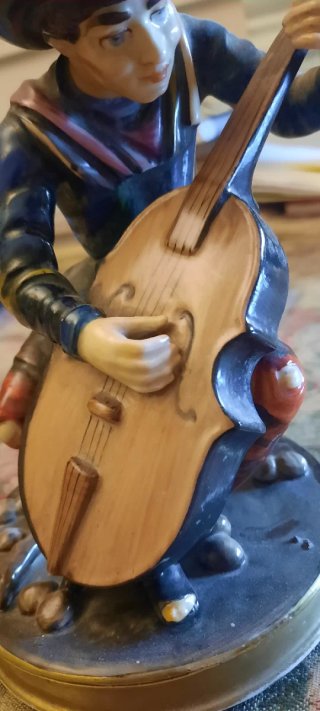 Figura de porcelana músico con violín