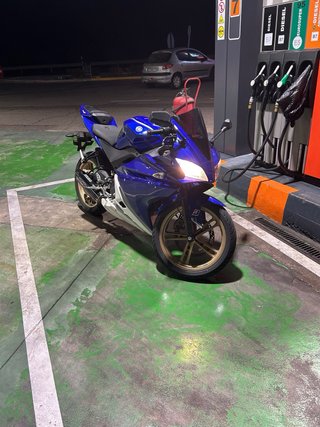 Yamaha YZF 125 R Azul y Dorada