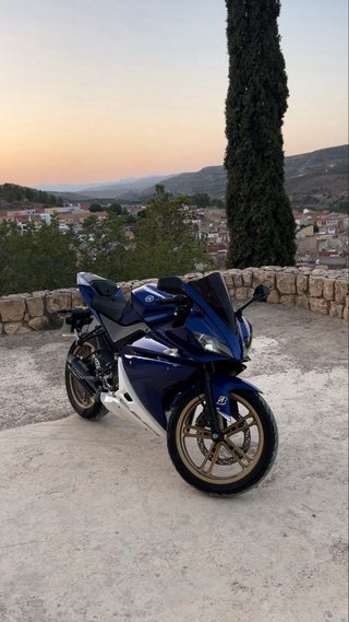 Yamaha YZF 125 R Azul y Dorada