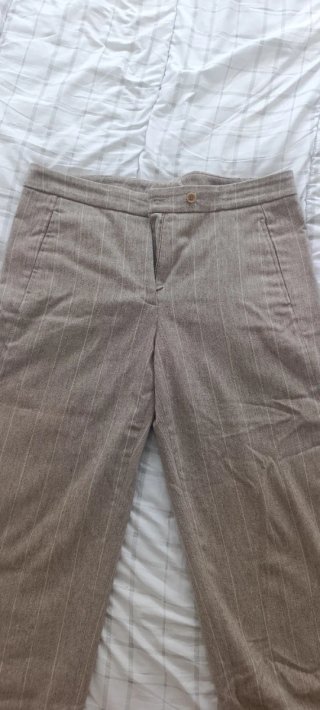 Pantalón de vestir beige con rayas