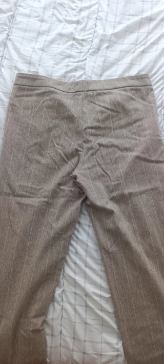 Pantalón de vestir beige con rayas