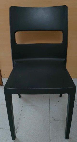Sillas Negras de Plástico