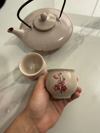 Tetera y 2 tazas de cerámica rosa