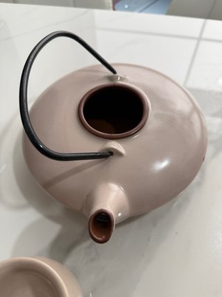 Tetera y 2 tazas de cerámica rosa