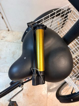 Triciclo para adulto con cesta.