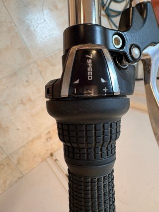 Triciclo para adulto con cesta.