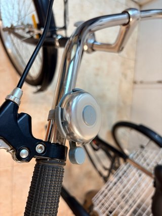 Triciclo para adulto con cesta.