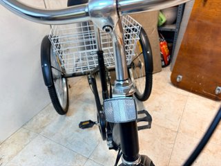 Triciclo para adulto con cesta.