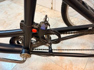 Triciclo para adulto con cesta.