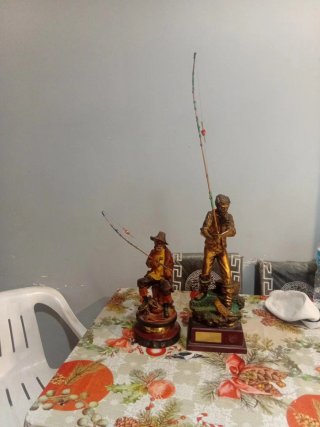 Trofeos de pescador con caña