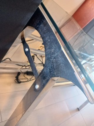 Escritorio de cristal y metal