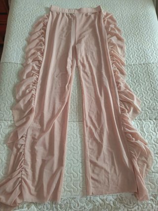 Pantalones beis con volantes