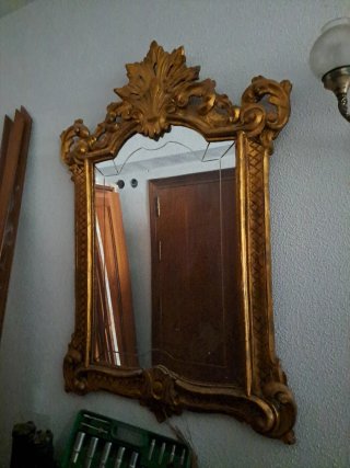 Espejo dorado con marco tallado