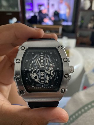 Reloj plateado y negro