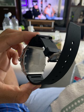 Reloj plateado y negro