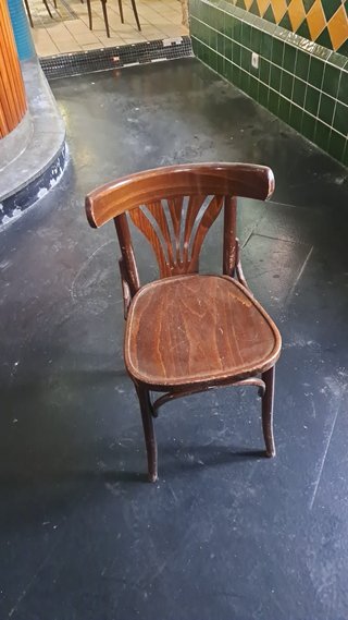 Silla de madera estilo clásico
