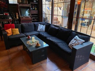 Sofá de exterior ratán negra y mesa de cristal