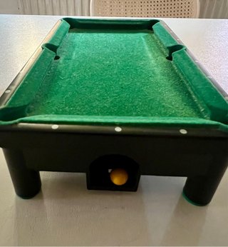 Mini mesa de billar con bolas y tacos