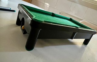 Mini mesa de billar con bolas y tacos
