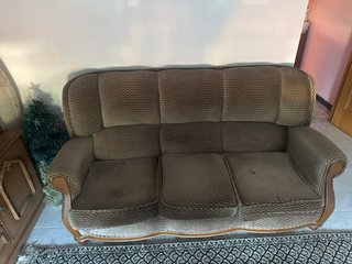 Conjunto de sofás de tela y madera