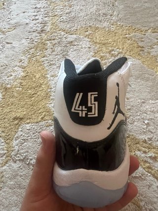 Jordan 11 Retro Negro y Blanco