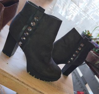 Botines terciopelo tacón adornos