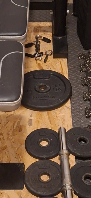 Banco de pesas y discos gimnasio