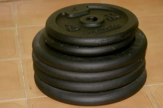 Banco de pesas y discos gimnasio