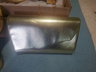 Sandalias y bolso de fiesta dorados