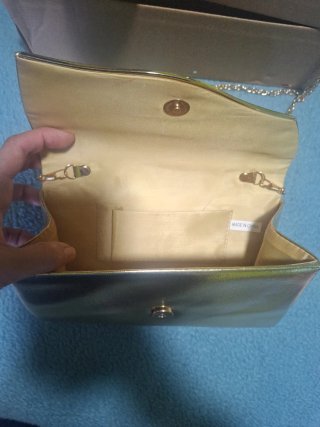 Sandalias y bolso de fiesta dorados