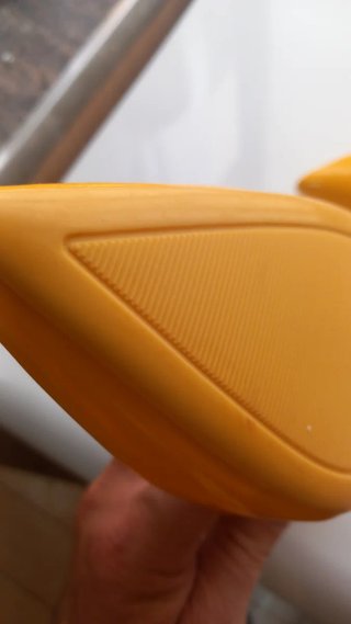 Zapato tacón aguja punta fina amarillo