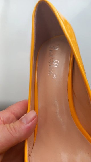 Zapato tacón aguja punta fina amarillo