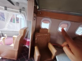 Avión de juguete gris y rosa