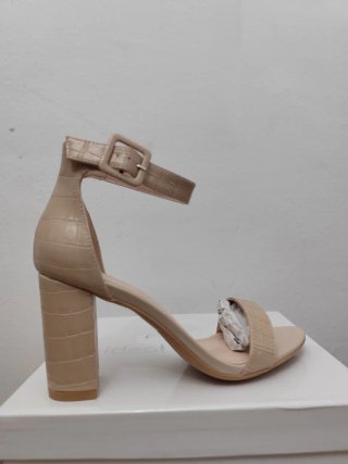 Sandalias tacón beige efecto piel cocodrilo