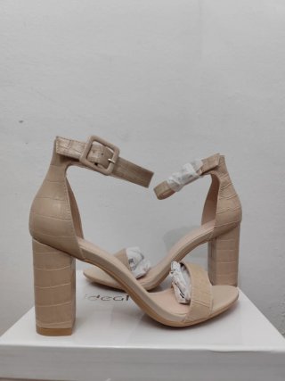 Sandalias tacón beige efecto piel cocodrilo