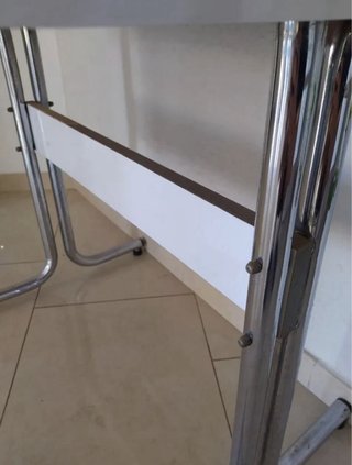 Mesa auxiliar vintage blanca tubular