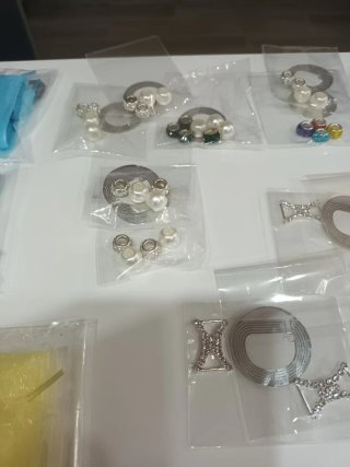 Pack adornos y cordones para zapatillas y zapatos.