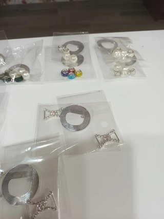 Pack adornos y cordones para zapatillas y zapatos.