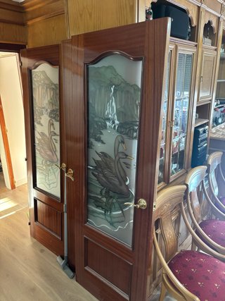 Puertas de madera con cristal decorado
