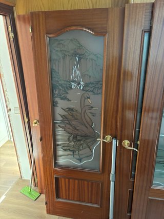 Puertas de madera con cristal decorado